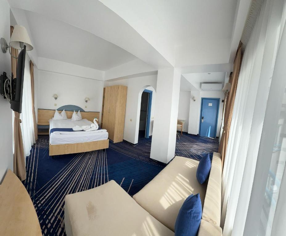 Postel nebo postele na pokoji v ubytování BRIZA Boutique Hotel Mamaia