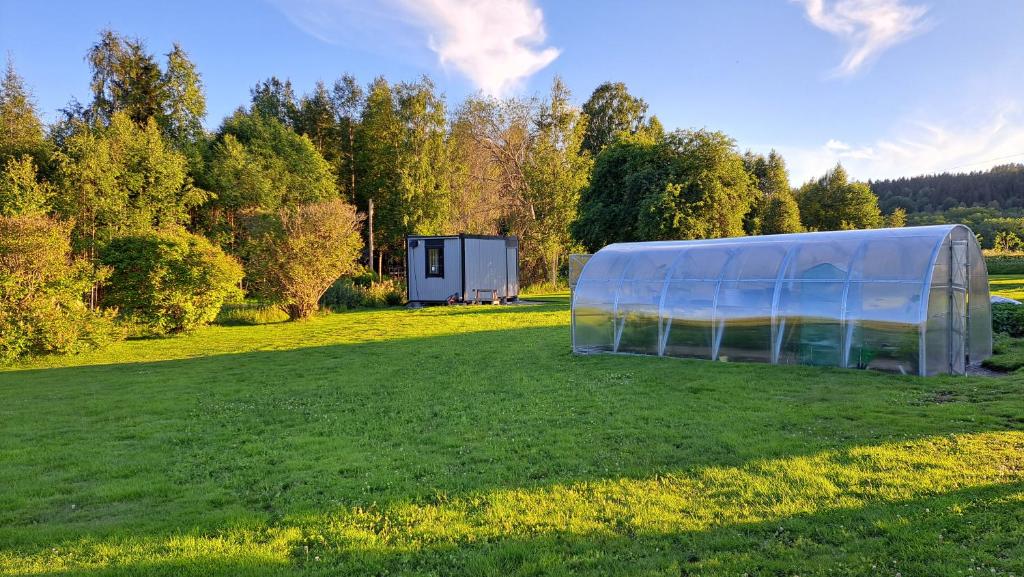 Zahrada ubytování Tunneltent, minicamping Nästorp broa