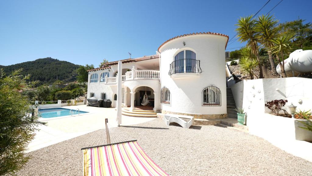 FontillesにあるVilla Aguilaの大きな白い家(スイミングプール付)