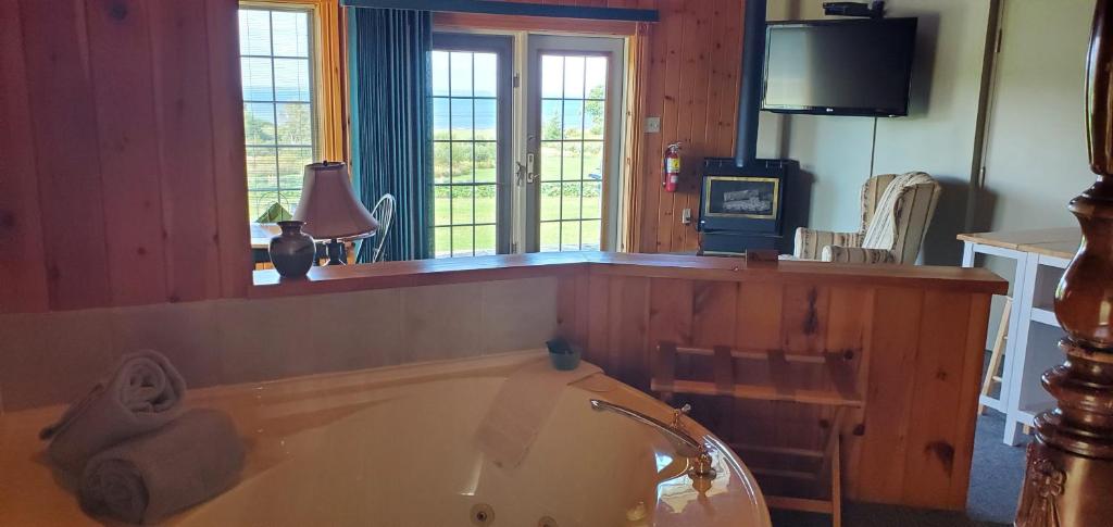TV a/nebo společenská místnost v ubytování Amherst Shore Country Inn