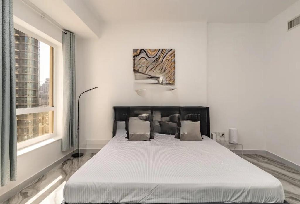 Postel nebo postele na pokoji v ubytování Ahlan Premium Luxury Marina Cityview JBR