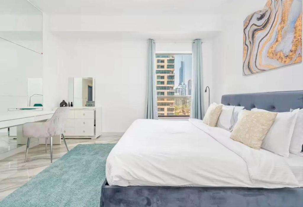 Postel nebo postele na pokoji v ubytování Ahlan Premium Luxury Marina Cityview JBR