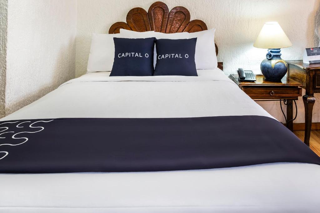 Postel nebo postele na pokoji v ubytování Capital O Hotel Central, Xalapa