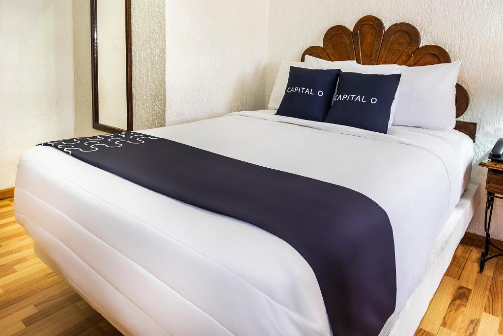Postel nebo postele na pokoji v ubytování Capital O Hotel Central, Xalapa