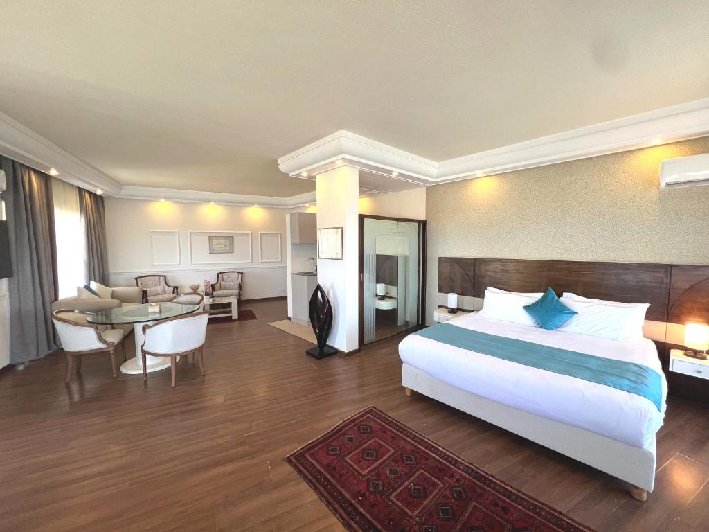 Postel nebo postele na pokoji v ubytování Hotel Méditerranée Beyrouth