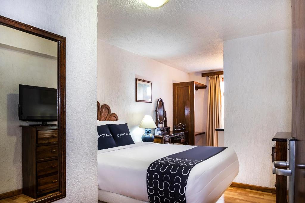 Postel nebo postele na pokoji v ubytování Capital O Hotel Central, Xalapa