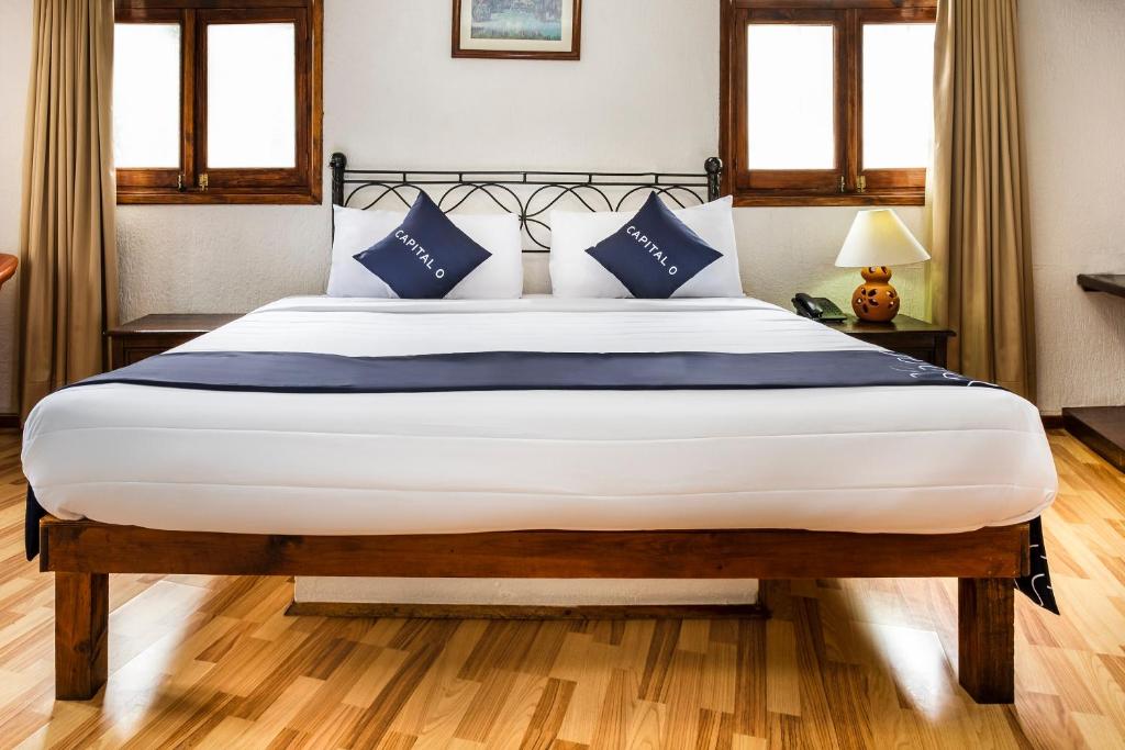Postel nebo postele na pokoji v ubytování Capital O Hotel Central, Xalapa