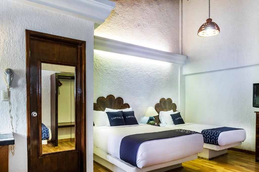 Postel nebo postele na pokoji v ubytování Capital O Hotel Central, Xalapa