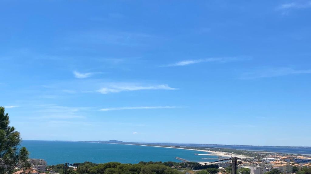 Elle offre une vue sur la plage et l'océan. dans l'établissement Vue mer au coeur de la Corniche, à Sète