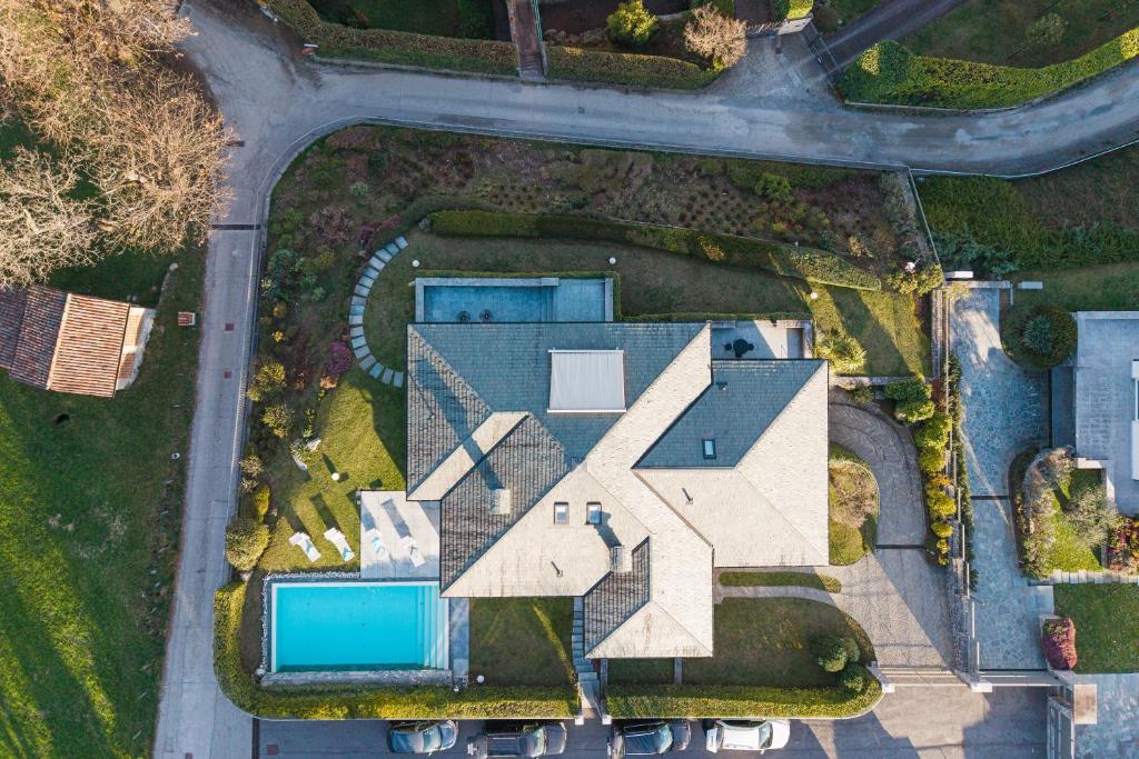 グリアンテ・カデナッビアにあるVilla Meravigliaのプール付きの家の航空写真