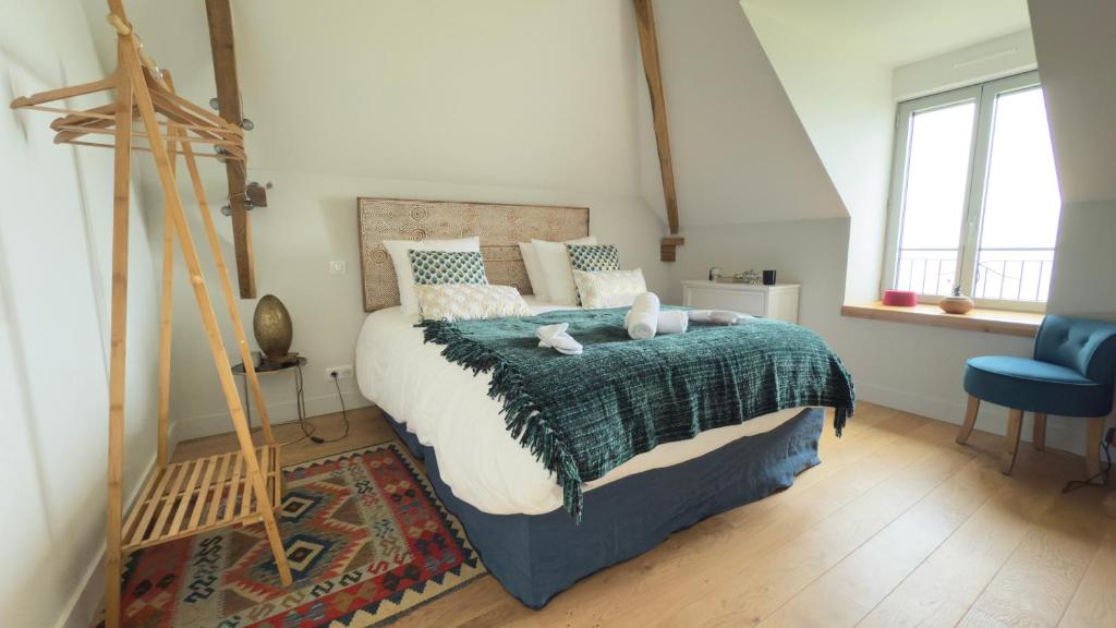 ein Schlafzimmer mit einem Bett mit zwei Stofftieren darauf in der Unterkunft La Demeure en Périgord Meublé Tourisme 5 étoiles Luxe in Anlhiac