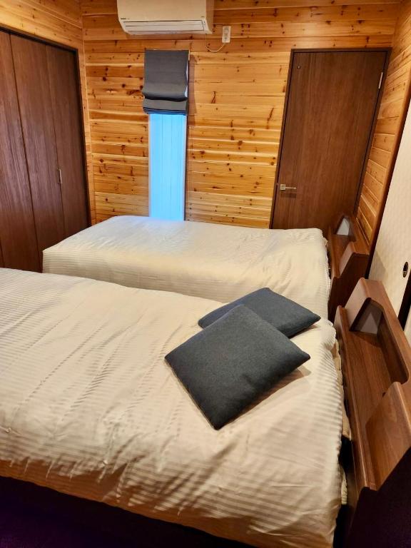 Postel nebo postele na pokoji v ubytování 紬の宿こがち -奄美大島の貸切別荘- kogachi japanese kominka stay in Amami Island