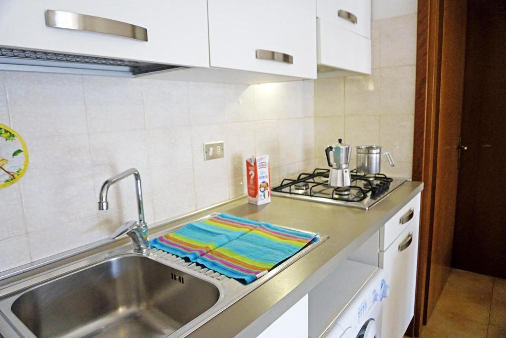 Kuchyň nebo kuchyňský kout v ubytování CONDOMINIO TREVI