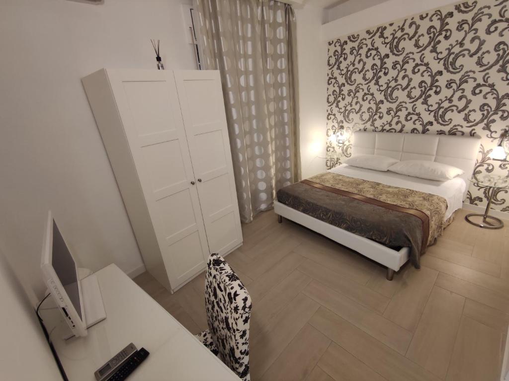 Postel nebo postele na pokoji v ubytování SAMI Rooms Due - Teatro a 400 mt - Ortigia a 1500 mt -