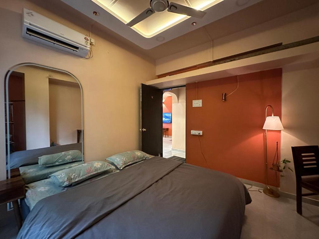 Una cama o camas en una habitación de lux flat 401 Ratnagiri