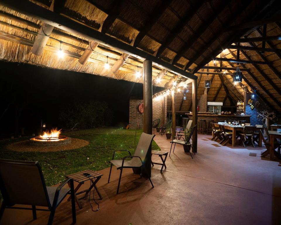 Posezení v ubytování Masorini Bush Lodge & Safari Tents