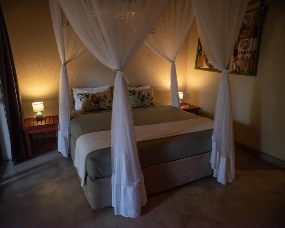 Postel nebo postele na pokoji v ubytování Masorini Bush Lodge & Safari Tents