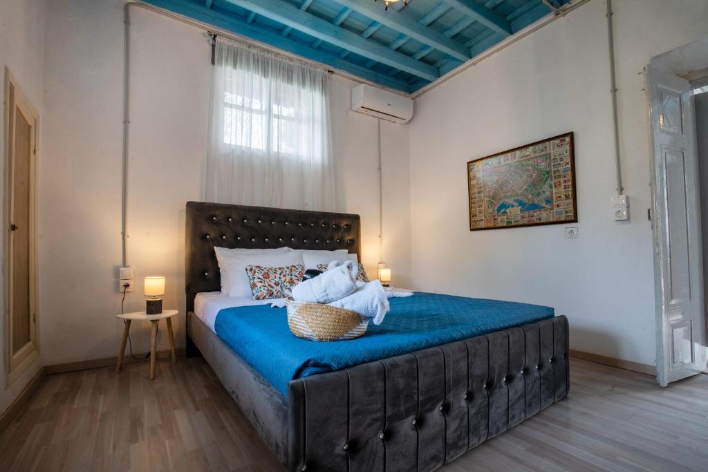 Postel nebo postele na pokoji v ubytování Xenofon Traditional Rooms