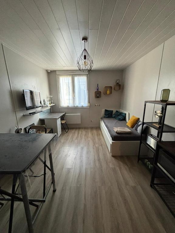 Cette chambre comprend un lit et un bureau. dans l'établissement Les Minimes La Rochelle Studio, à La Rochelle