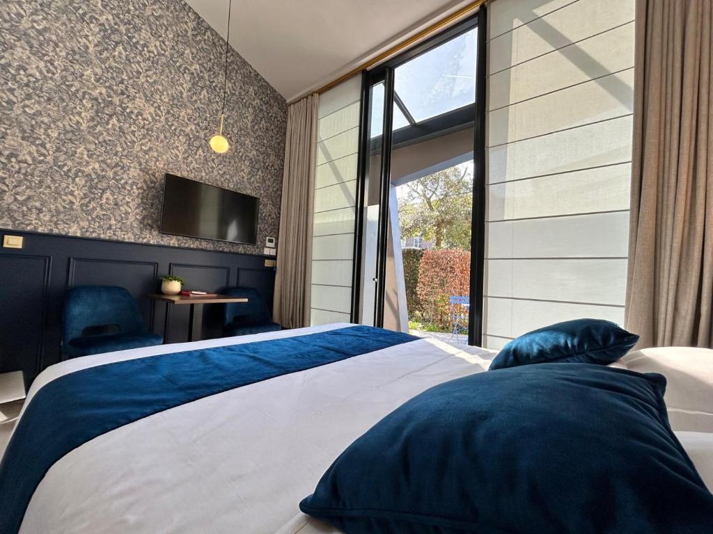 A bed or beds in a room at B&B Contrast