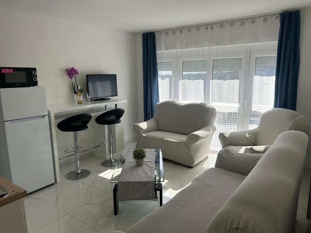 TV a/nebo společenská místnost v ubytování Amethyst Apartman