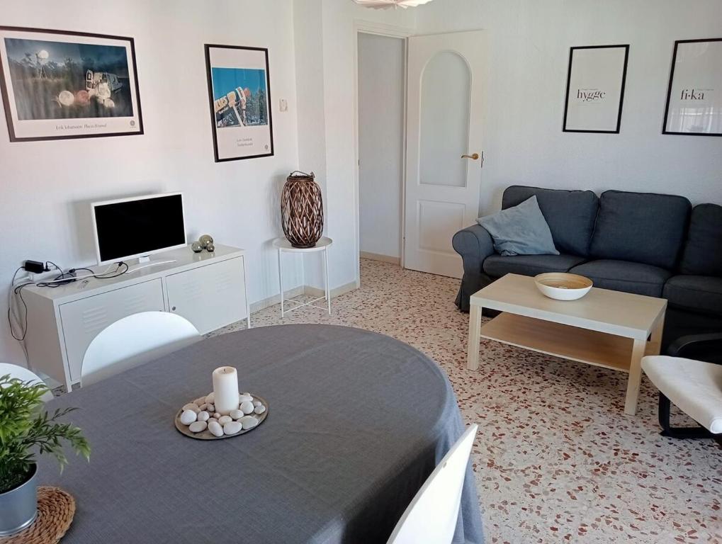 Et tv og/eller underholdning på Calle Rojales 13