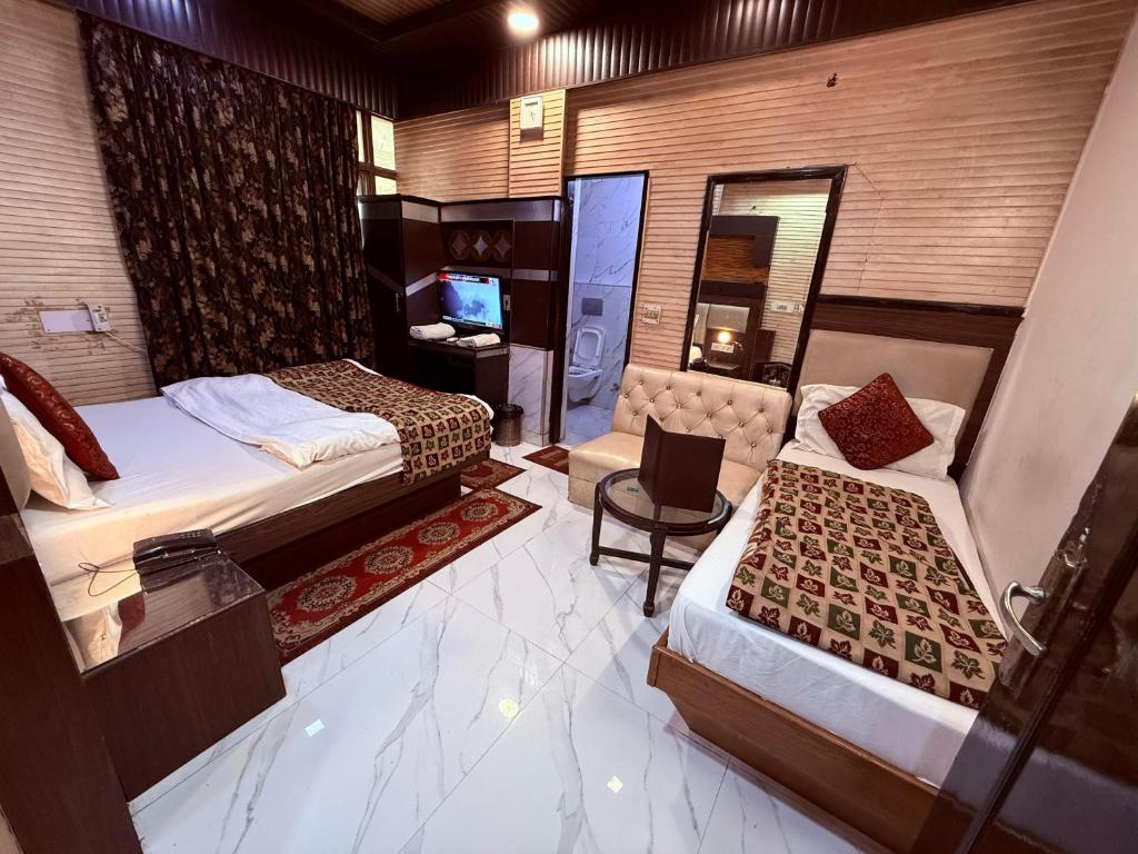 Postel nebo postele na pokoji v ubytování Hotel Shiva Intercontinental -New Delhi Railway Station