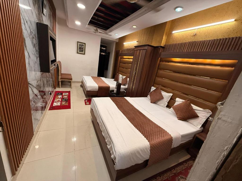 Postel nebo postele na pokoji v ubytování Hotel Shiva Intercontinental -New Delhi Railway Station