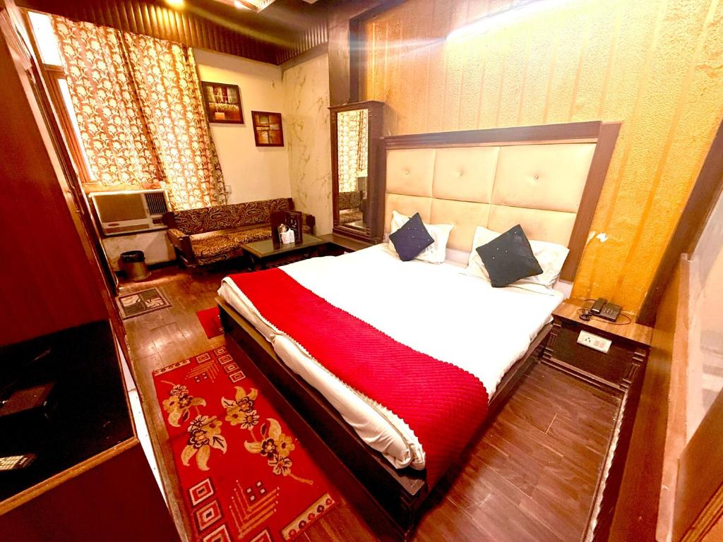 Postel nebo postele na pokoji v ubytování Hotel Shiva Intercontinental -New Delhi Railway Station