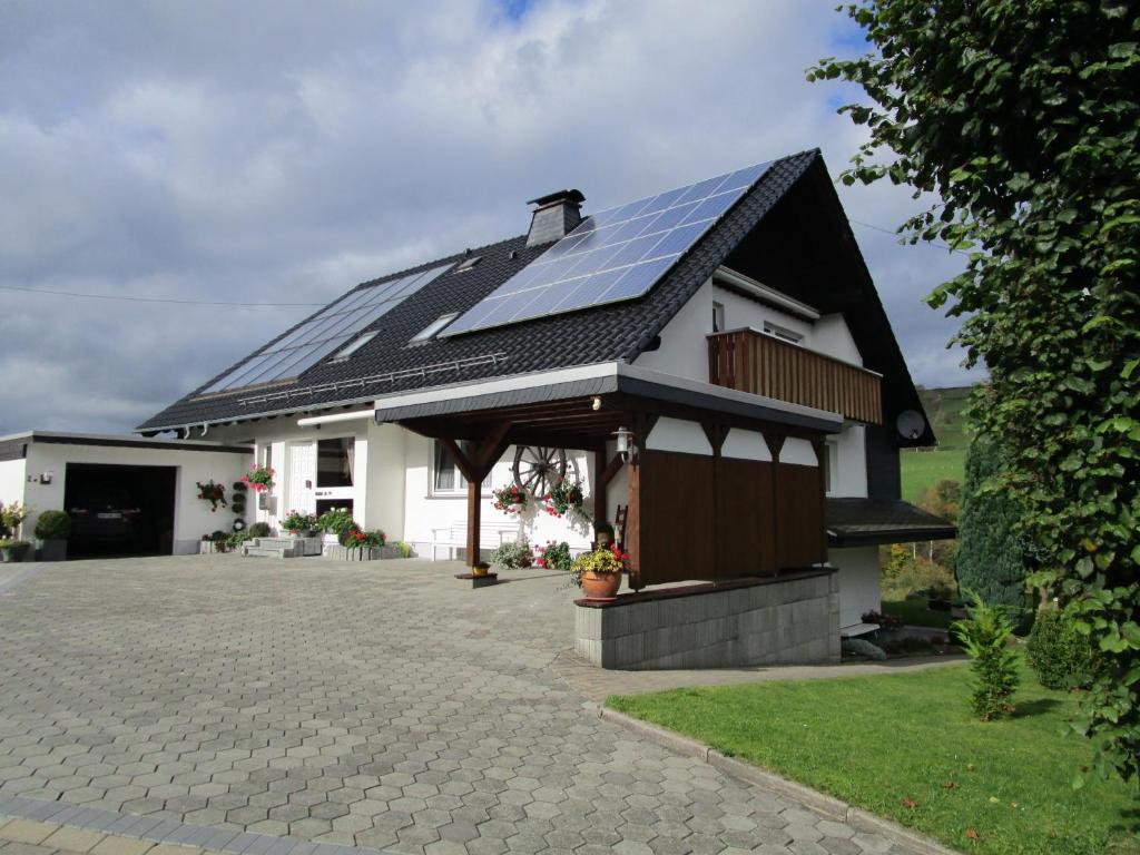 シュマレンベルクにあるApartment Albersの屋根に太陽光パネルを敷いた家