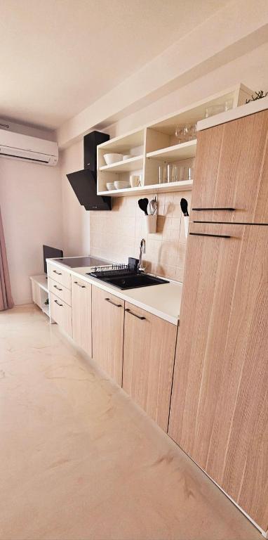 Kuchyň nebo kuchyňský kout v ubytování APARTMENTS LUMA 1
