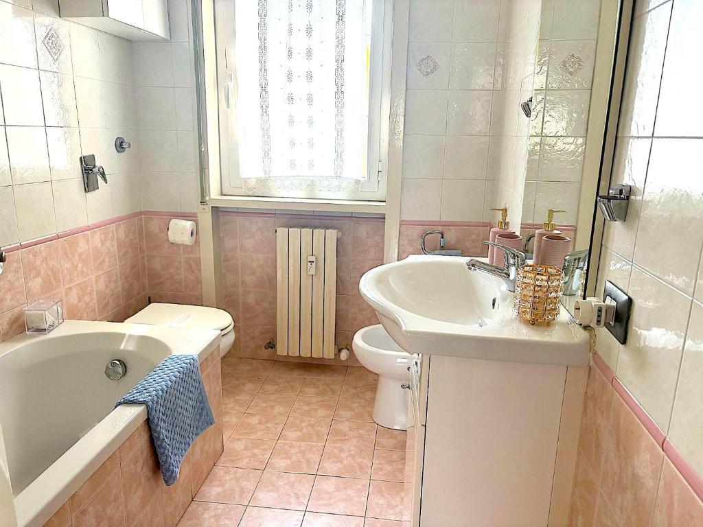 łazienka z wanną, umywalką i toaletą w obiekcie Casa Rosanna - Your Home in Como w Como