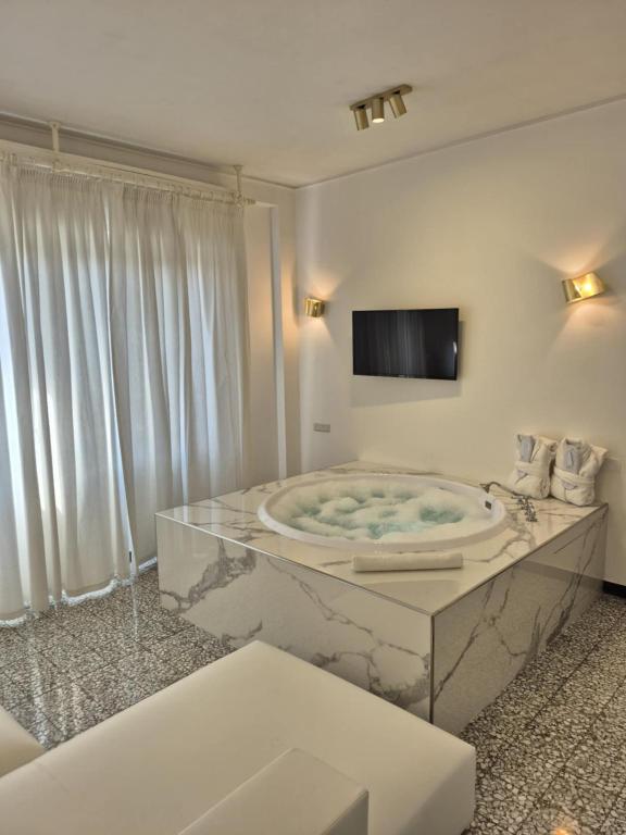 TV a/nebo společenská místnost v ubytování Eveline 2 - Piscina Privata o Jacuzzi