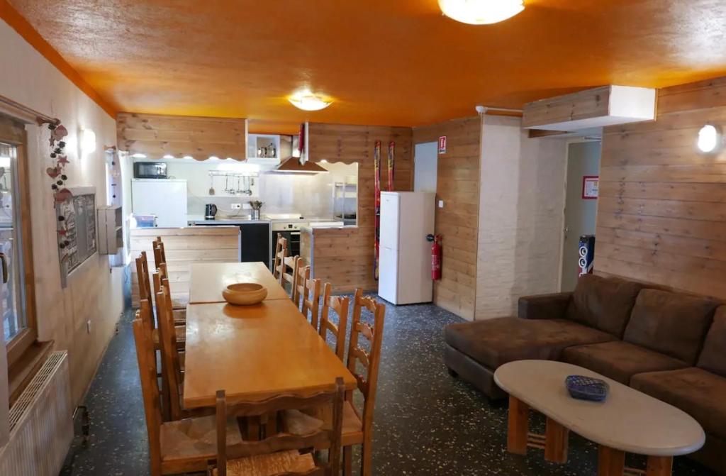 un salon avec une table et un canapé dans l'établissement Le petit sport, à La Salle Les Alpes