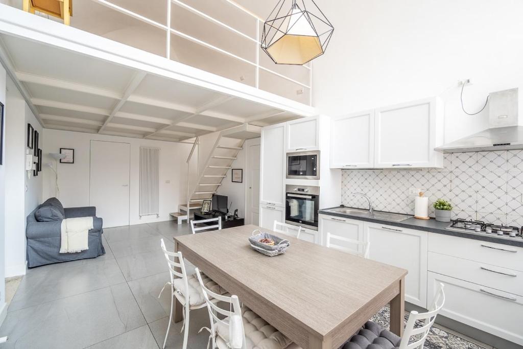 uma cozinha e sala de jantar com mesa e cadeiras em Calefati Guest House- Apulia Guest House em Bari