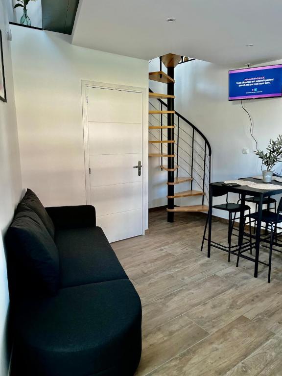 un salon avec un canapé et une table dans l'établissement Superbe loft - Le Petit Galibot, à Vimy