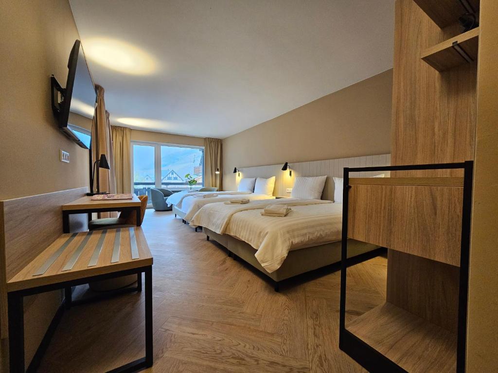 Postel nebo postele na pokoji v ubytování May Hotel Mayschoß