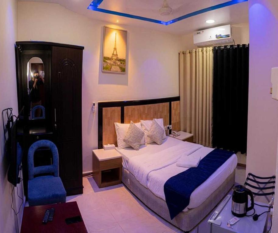 Postel nebo postele na pokoji v ubytování Sharjah Plaza Hotel