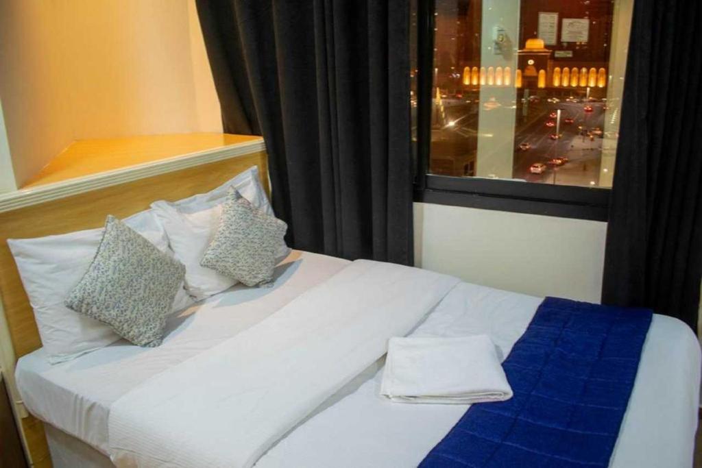 Postel nebo postele na pokoji v ubytování Sharjah Plaza Hotel