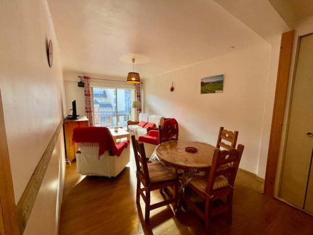 une salle à manger avec une table et des chaises dans une pièce dans l'établissement T3 Ax-les thermes centre, à Ax-les-Thermes