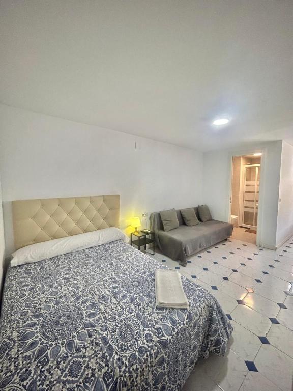 A bed or beds in a room at Hostal Apartamentos Playa del Palo
