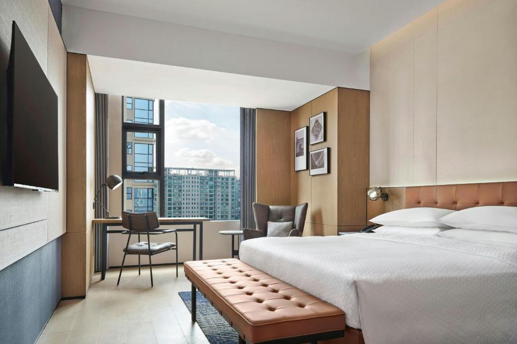Postel nebo postele na pokoji v ubytování Four Points by Sheraton Hengyang Zhengxiang