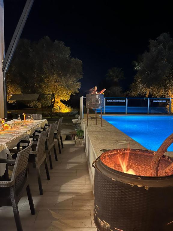 Bazén v ubytování İlçayto Suites nebo v jeho okolí
