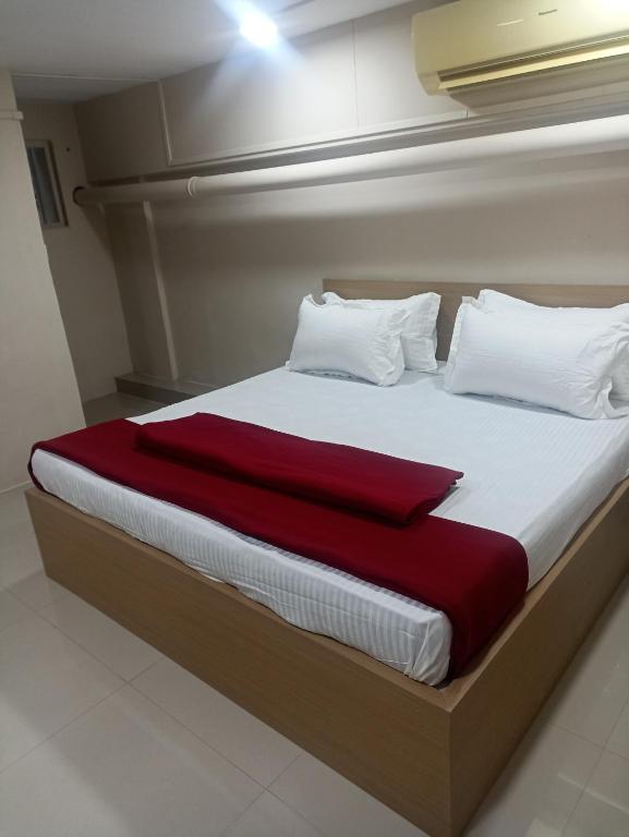 Postel nebo postele na pokoji v ubytování KK ROOM'S Surat