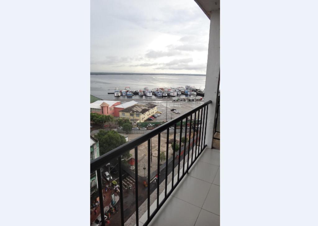 uma varanda com vista para o oceano a partir de um condomínio em Ajuricaba Suítes 8 em Manaus
