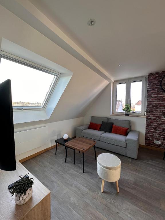 un salon avec un canapé et une table dans l'établissement Le 9 de fer, à Colmar