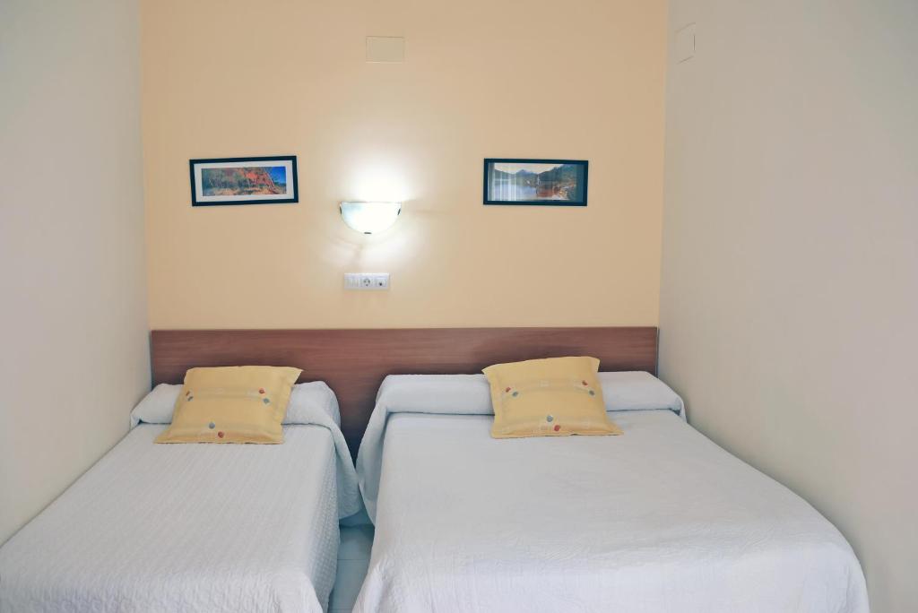 Postel nebo postele na pokoji v ubytování Agusti Hostal