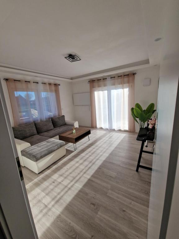 a living room with a couch and a table at SR Ferienwohnung Wagenfeld in Wagenfeld
