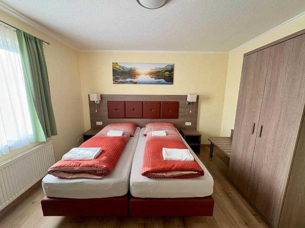 Postel nebo postele na pokoji v ubytování Ellen Hotel
