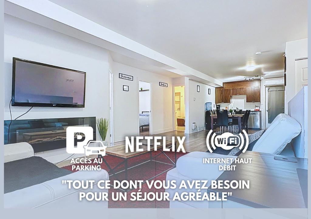 a living room with a flat screen tv on a wall at Élégant et cosy - 2 chambres bien équipé et parking gratuit in Montréal